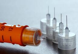 Oranger Insulin-Pen mit Austauschnadeln