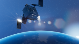 Satellit mit Solarpaneelen im Weltraum über der Erde vor Sternenhimmel