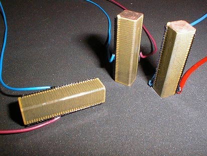 Piezotechnologie: Drei piezokeramische Stapelaktoren mit Anschlussleitungen – Beispiel für Aktoren mit erhöhter Lebensdauer und reduzierter Betriebsspannung.