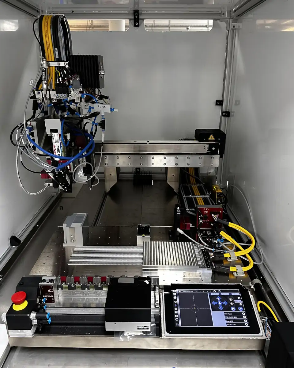 Foto zeigt einen marc0 Portal Roboter von marco, mit einem Dosierkopf und verschiedenen Kabeln in einem Geh&auml;use.