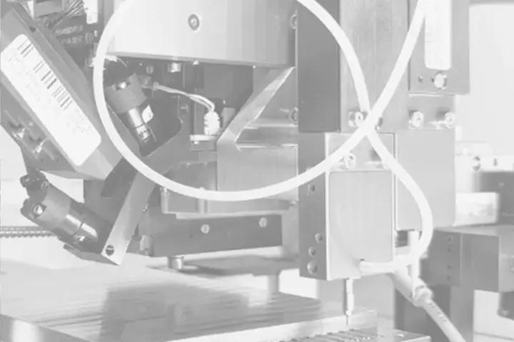 Detail eines Dosierkopfes zum Platzieren von Kleinstteilen und UV Kleber dosieren.